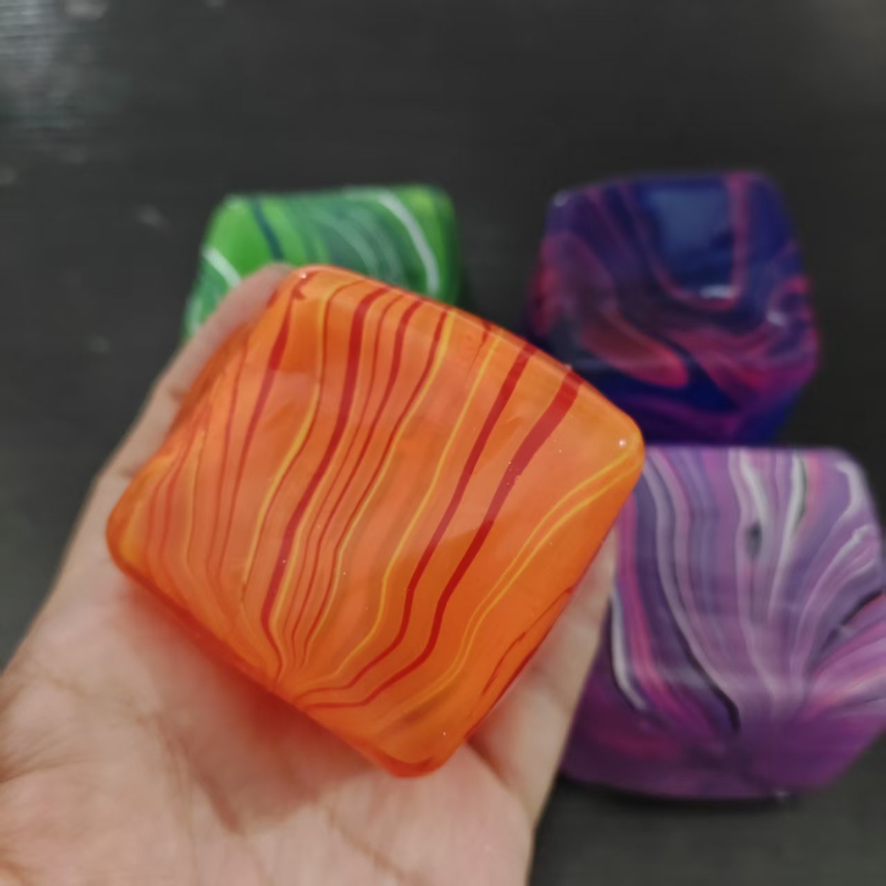 柔らかく粘着性のある感覚ストレス解消おもちゃキューブ、ジェル - Fidget Cube Original のレビューと価格